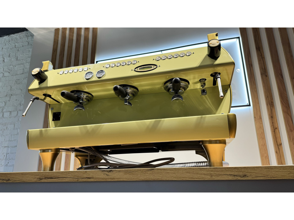 Professionele koffiemachine La Marzocco GB5 3GR tweedehands
