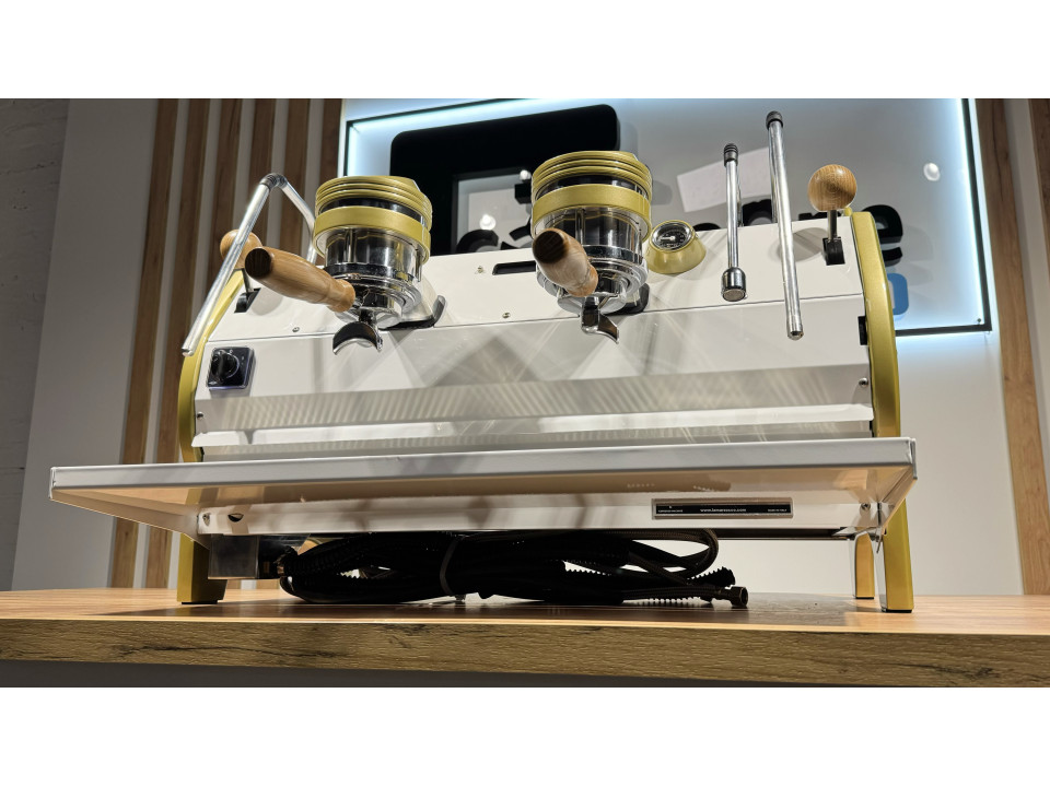 Professionele koffiemachine voor bars en cafés La Marzocco Strada AV 2GR gebruikt
