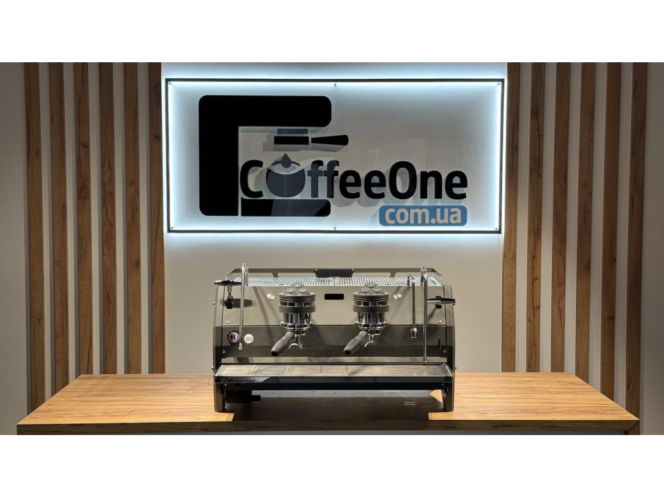 Професійна кавомашина для барів і кафе La Marzocco Strada AV 2GR