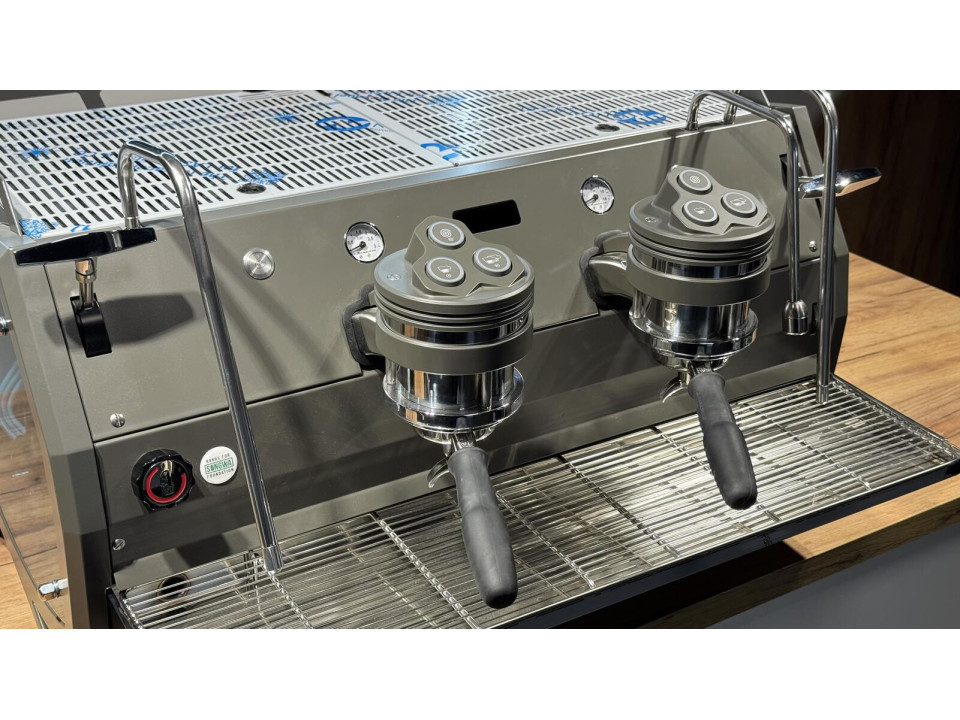 Професійна кавомашина для барів і кафе La Marzocco Strada AV 2GR