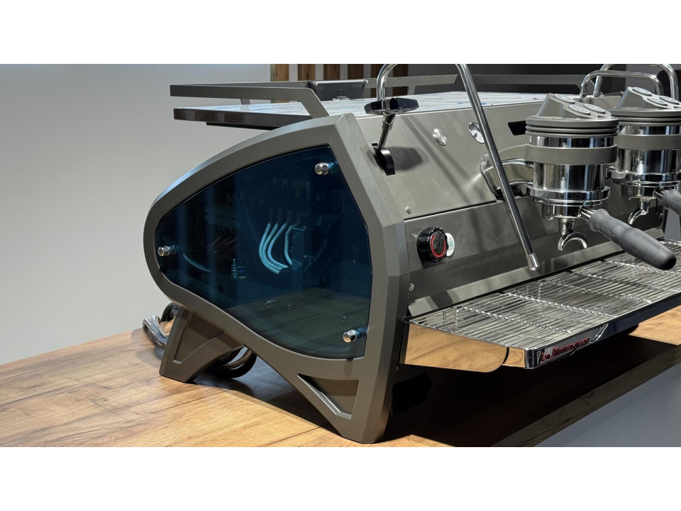 Професійна кавомашина для барів і кафе La Marzocco Strada AV 2GR