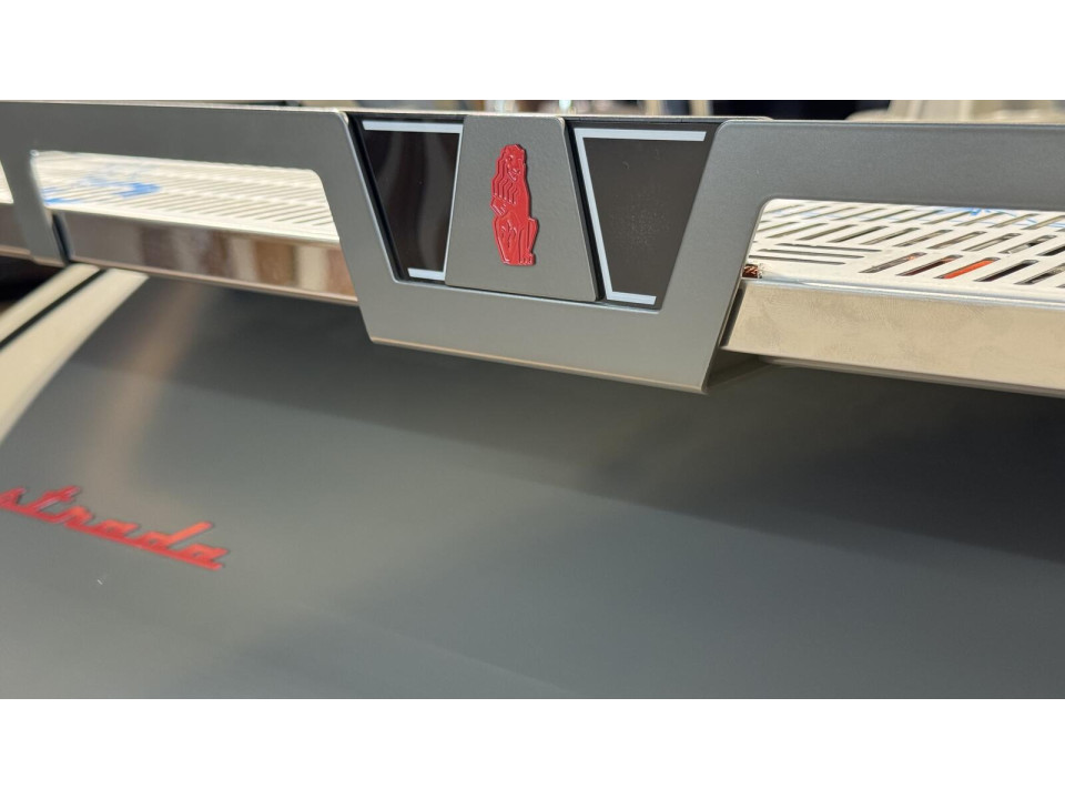 Професійна кавомашина для барів і кафе La Marzocco Strada AV 2GR