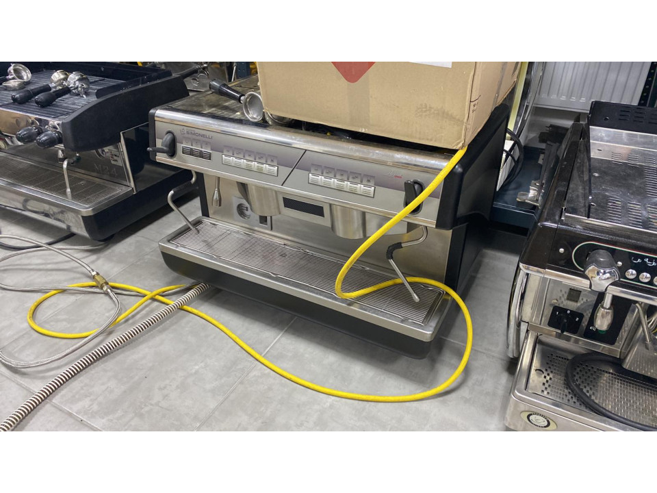 Професионална кафе машина Nuova Simonelli Appia  2GR б / у