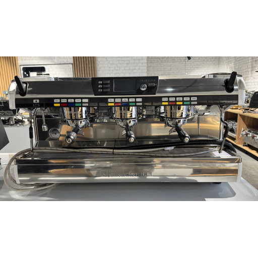 Profesionální kávovar Nuova Simonelli Aurelia 3GR pro bary a kavárny — použitý