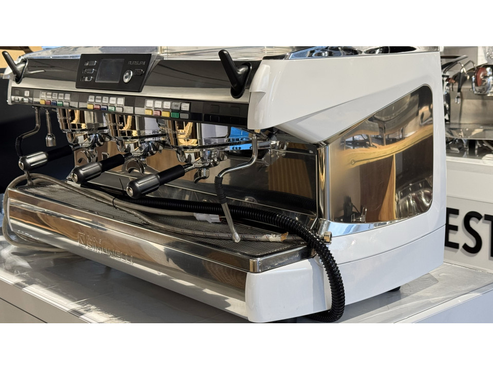 Professionele koffiemachine voor bars en cafés Nuova Simonelli Aurelia 3GR gebruikt