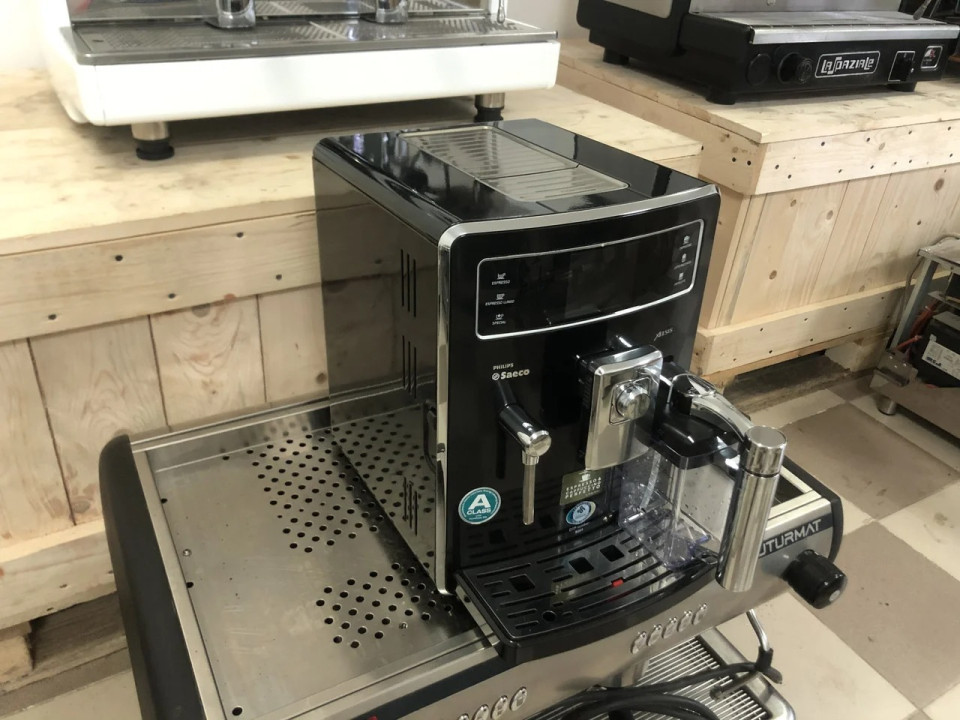 Automatyczny ekspres do kawy z funkcją automatycznego czyszczenia Philips-Saeco Xelsis Class Black