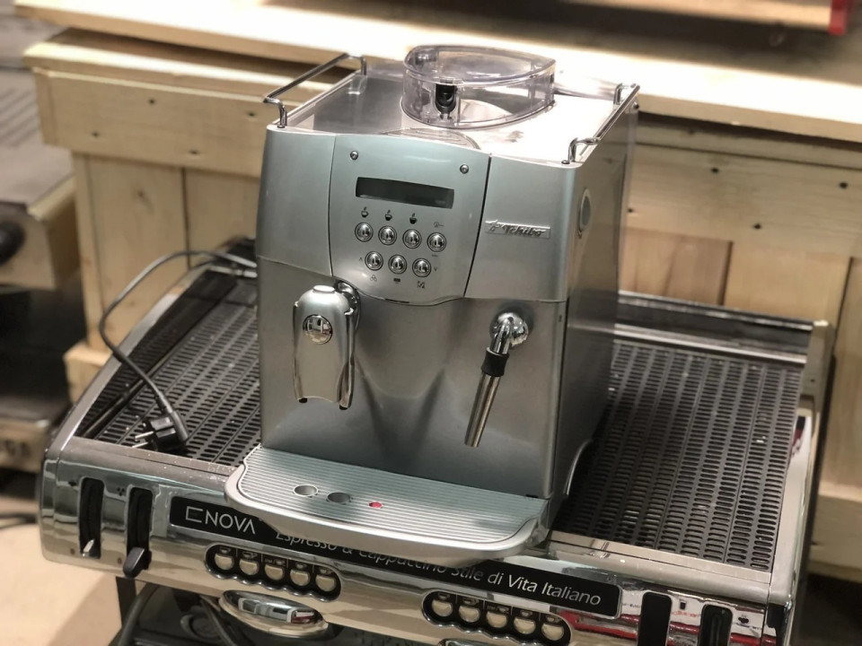 Automatyczny ekspres do kawy z funkcją automatycznego czyszczenia Saeco Incanto De Luxe