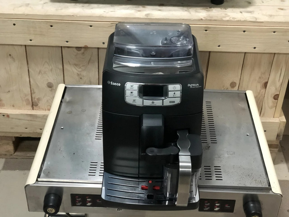 Machine à café automatique Saeco Intelia One Touch Cappuccino avec fonction de nettoyage automatique