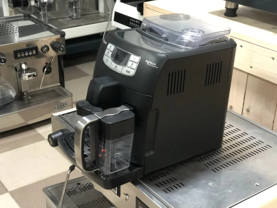 Machine à café automatique Saeco Intelia One Touch Cappuccino avec fonction de nettoyage automatique