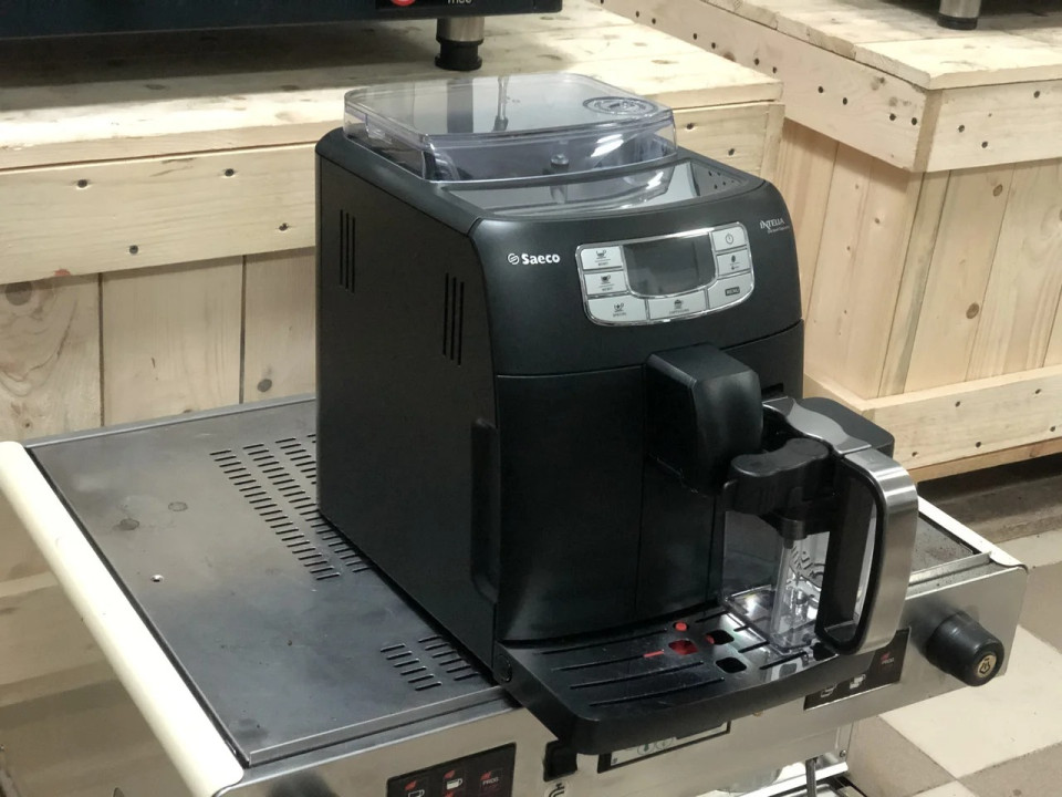 Machine à café automatique Saeco Intelia One Touch Cappuccino avec fonction de nettoyage automatique