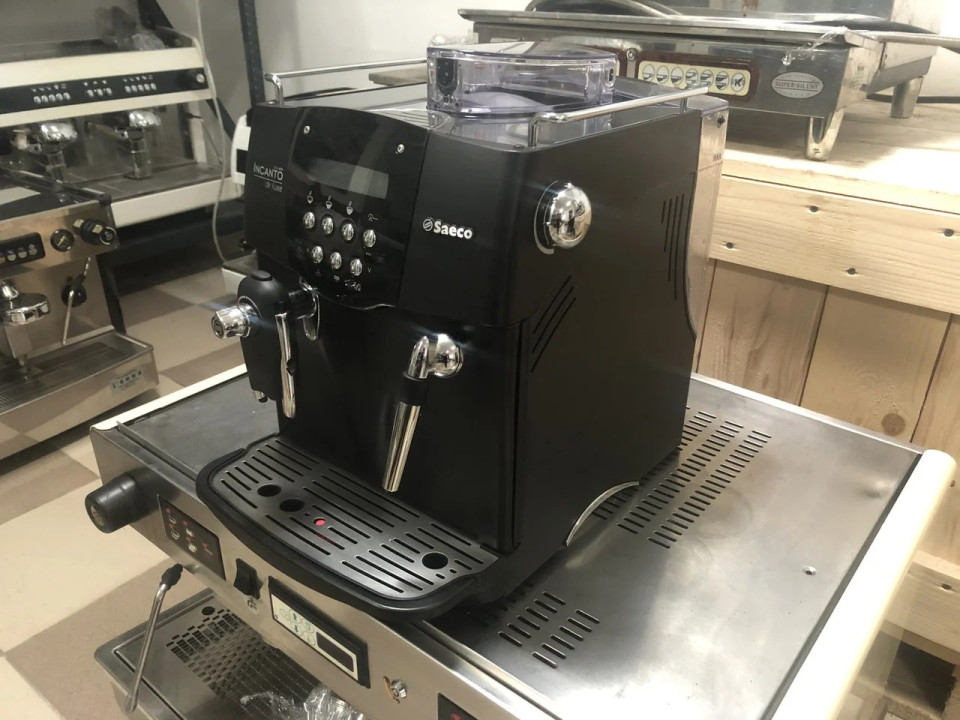 Automatyczny ekspres do kawy z funkcją automatycznego czyszczenia Saeco Incanto De Luxe Black