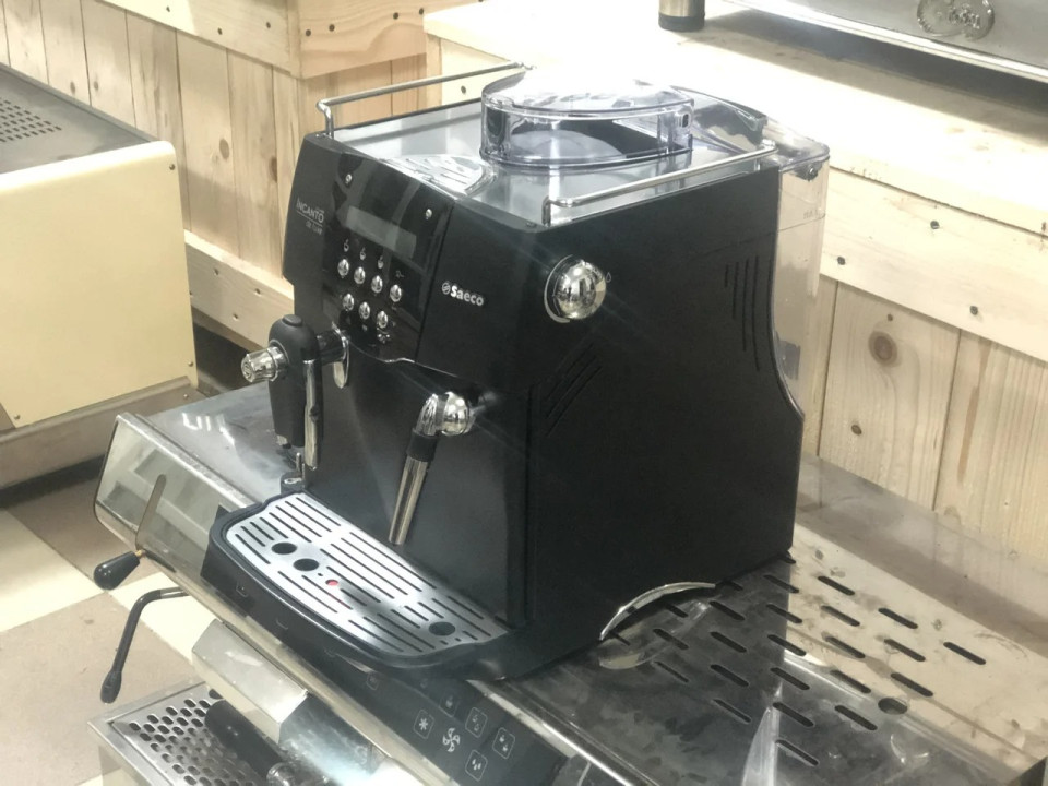 Automatyczny ekspres do kawy z funkcją automatycznego czyszczenia Saeco Incanto De Luxe Black