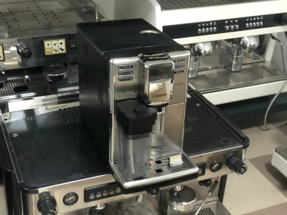 Automatic coffee maker with automatic cleaning function Saeco Incanto One Touch Cappuccino