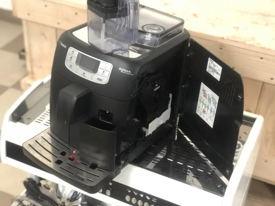 Automatický kávovar Saeco Intelia One Touch Cappuccino s funkcí automatického čištění