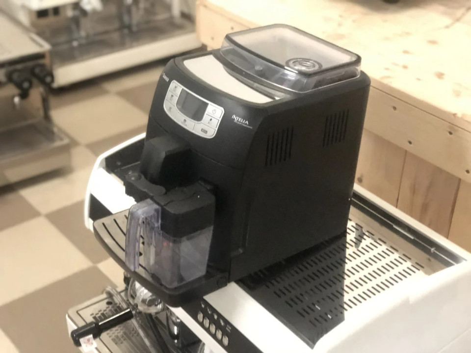 Automatický kávovar Saeco Intelia One Touch Cappuccino s funkcí automatického čištění
