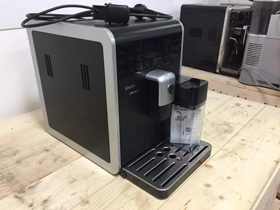 ماكينة صنع القهوة الأوتوماتيكية Saeco Moltio One Touch Cappuccino مع وظيفة التنظيف التلقائي