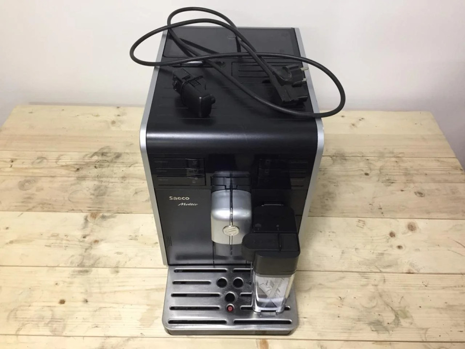 ماكينة صنع القهوة الأوتوماتيكية Saeco Moltio One Touch Cappuccino مع وظيفة التنظيف التلقائي