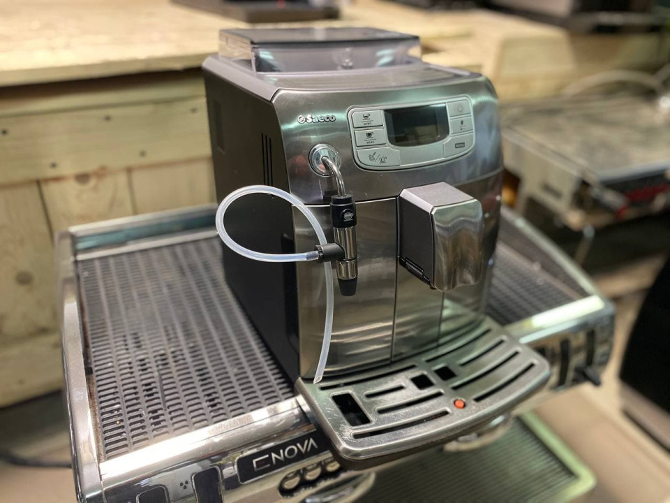 Automatische Kaffeemaschine mit automatischer Reinigung von Philips-Saeco Intelia Focus Evo