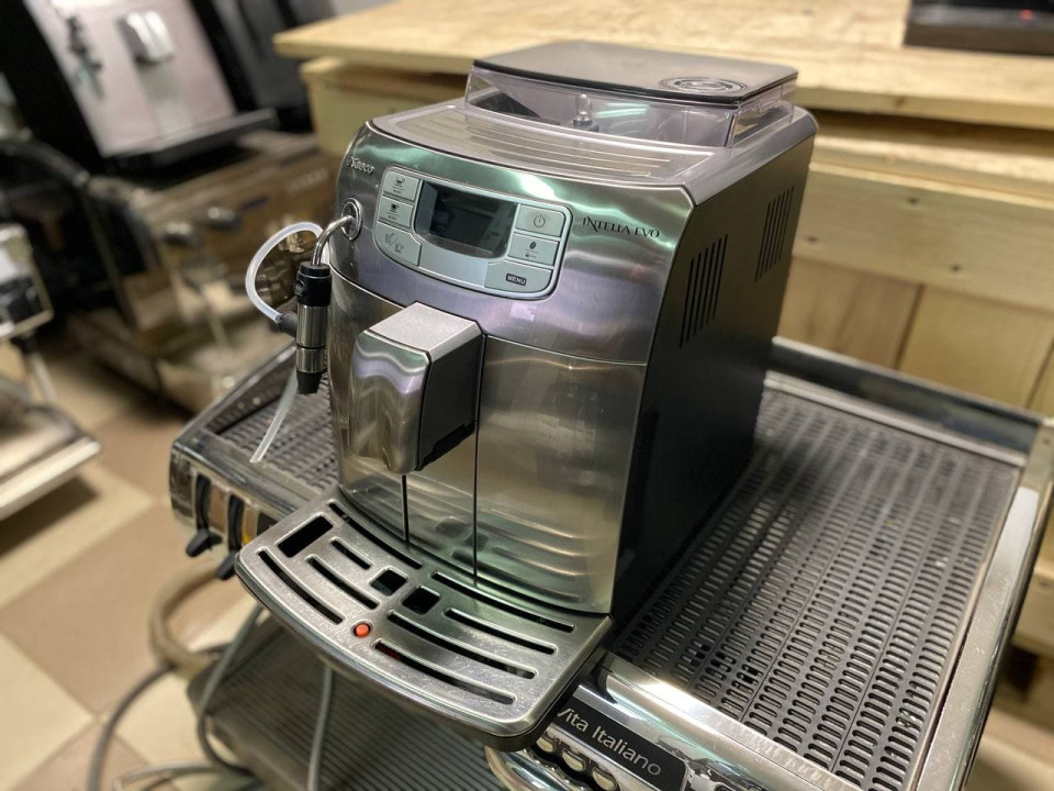Automatische Kaffeemaschine mit automatischer Reinigung von Philips-Saeco Intelia Focus Evo