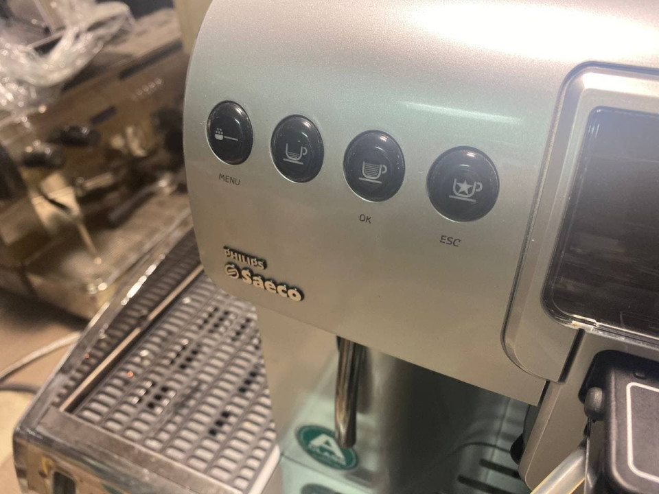 Автоматическая кофемашина с функцией автоматической очистки Saeco Royal One Touch Cappuccino