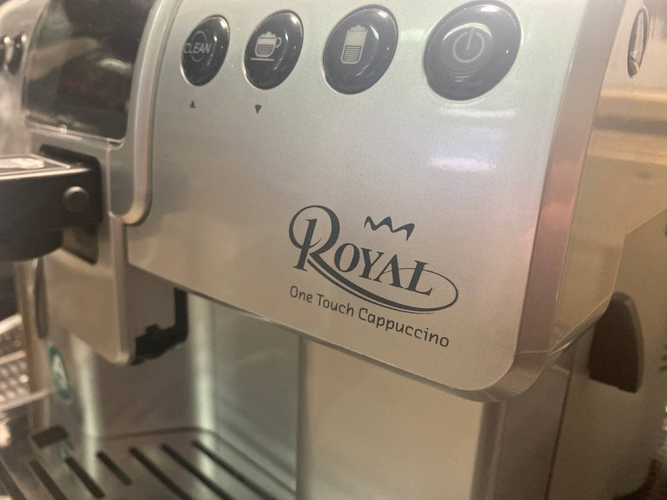 Автоматическая кофемашина с функцией автоматической очистки Saeco Royal One Touch Cappuccino