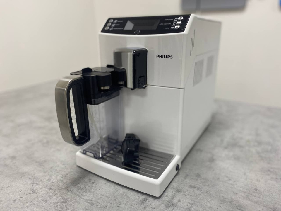 Automatický kávovar s funkcí automatického čištění Saeco Minuto One Touch Cappuccino White