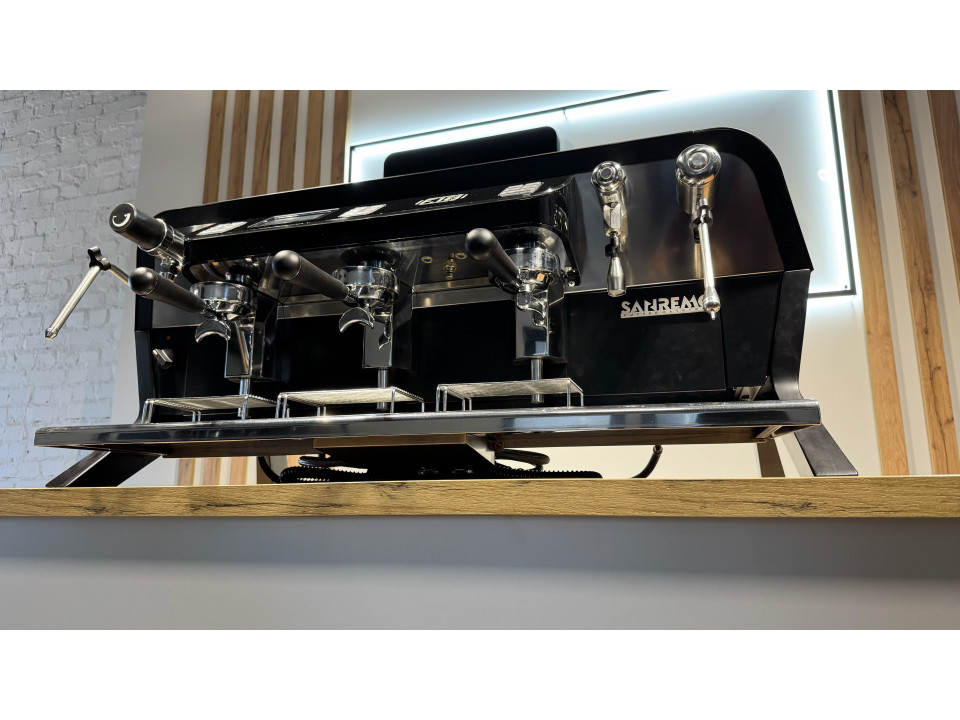 Rabljen profesionalni kavni aparat Sanremo F18 3GR
