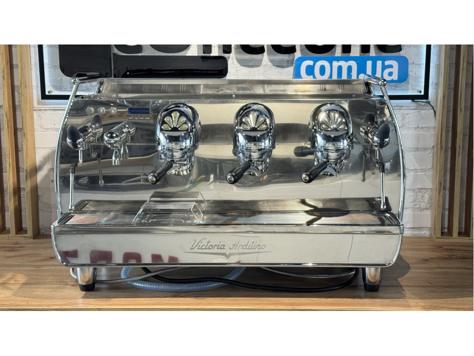 Professionele koffiemachine Victoria Arduino Adonis 3GR gebruikt
