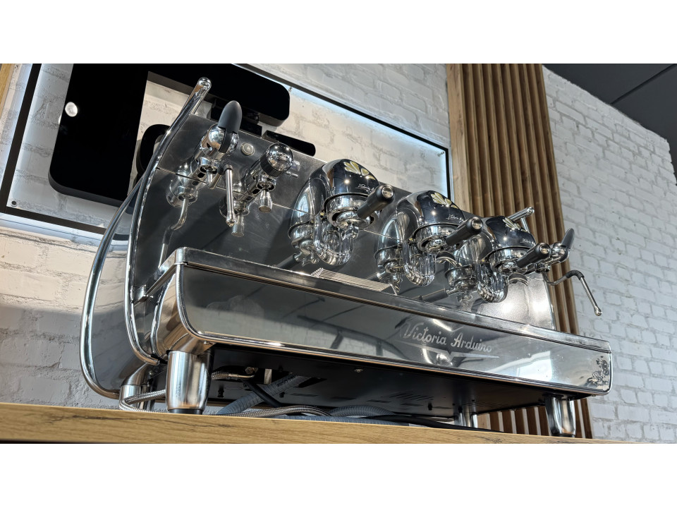 Professionele koffiemachine Victoria Arduino Adonis 3GR gebruikt