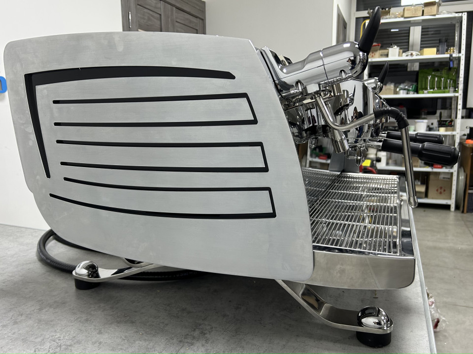 Profesionálny kávovar Victoria Arduino Black Eagle VA388 Volumetric 2GR použitý