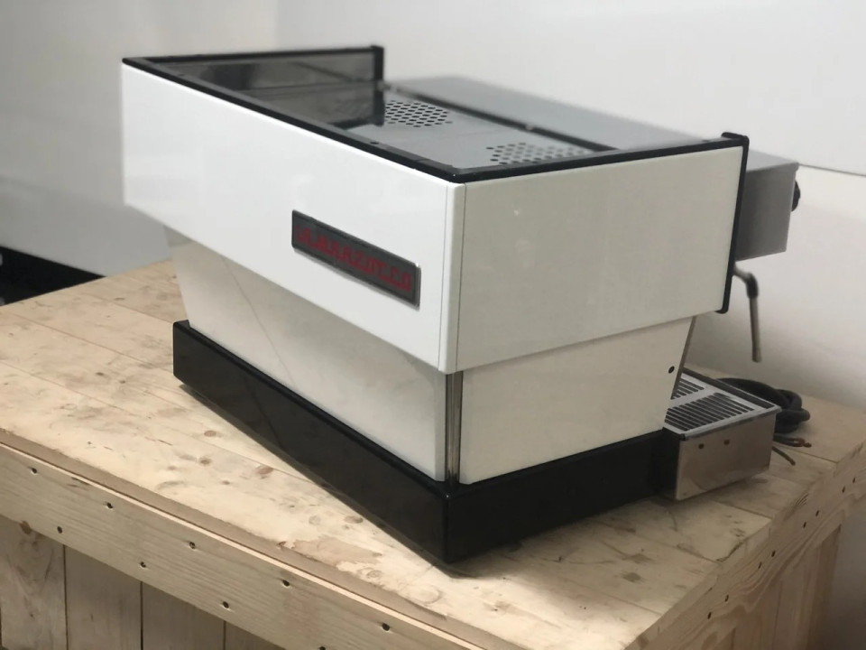 Професионална кафемашина за барове и кафенета La Marzocco Linea Classic 2AV