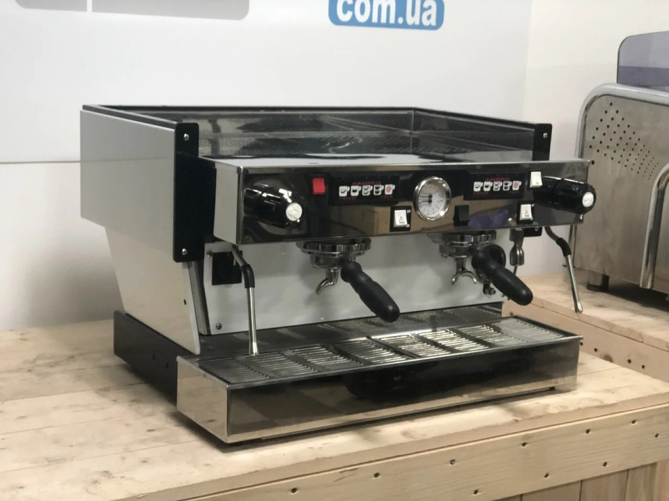 Професионална кафемашина за барове и кафенета La Marzocco Linea Classic 2AV