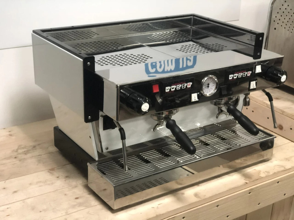 Професионална кафемашина за барове и кафенета La Marzocco Linea Classic 2AV