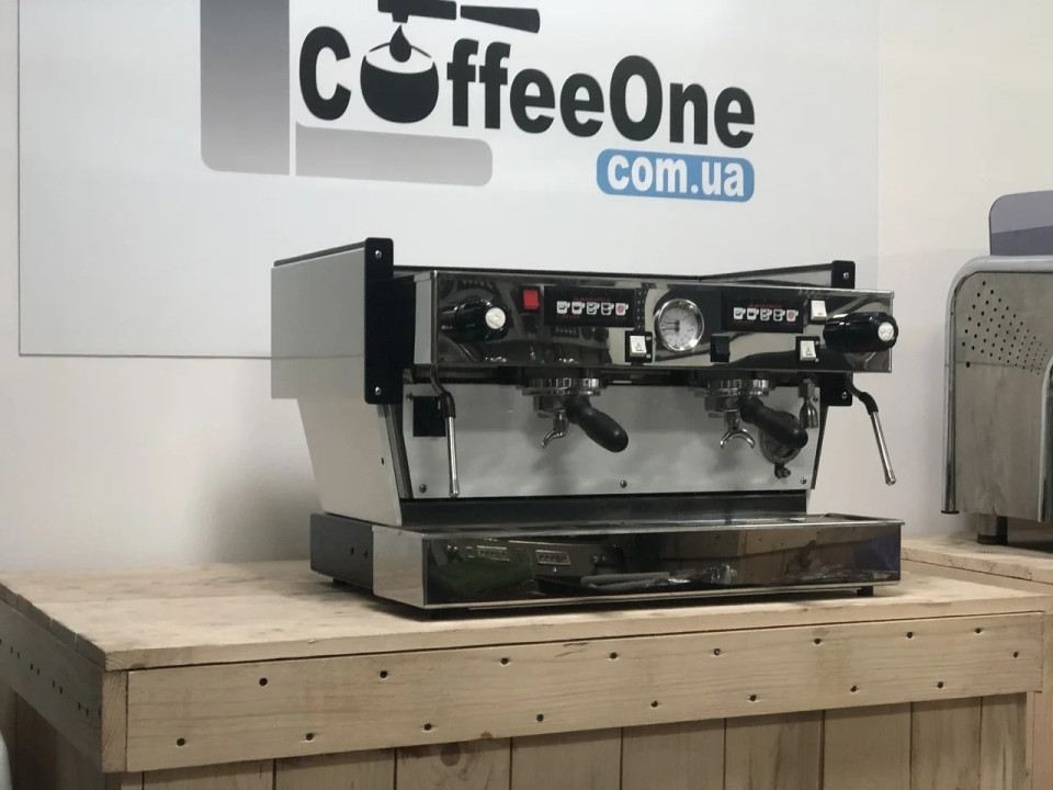 Професионална кафемашина за барове и кафенета La Marzocco Linea Classic 2AV