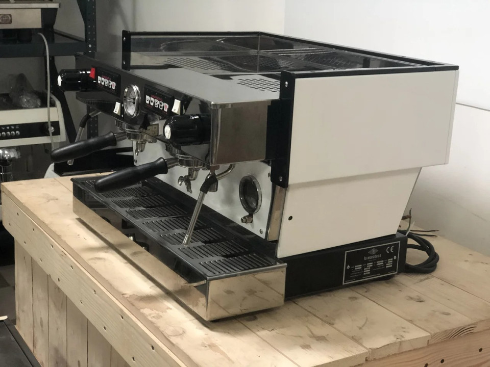 Професионална кафемашина за барове и кафенета La Marzocco Linea Classic 2AV