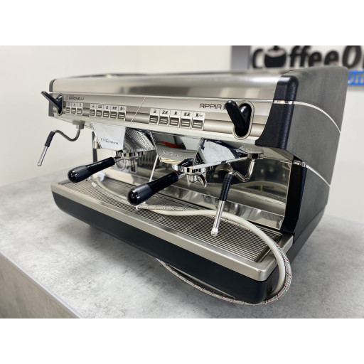 Profesionální kávovar Nuova Simonelli Appia II 2GR pro bary a kavárny — použitý